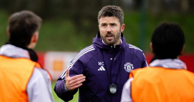 Tréning vedie hlavný tréner Michael Carrick
