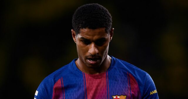 MANCHESTER, ANGLICKO - 28. NOVEMBRA: Ruben Amorim, hlavný tréner Manchestru United, hovorí s Marcusom Rashfordom z Manchestru United, keď sa pripravuje vstúpiť na ihrisko ako náhradník počas zápasu fázy MD5 UEFA Európskej ligy 2024/25 medzi Manchestrom United a FK Bodo/Glimt na Old Trafford, Anglicko, 202. novembra. (Foto: Justin Setterfield/Getty Images)