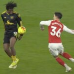 Patrick Dorgu z Manchestru United oslavuje