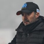 Roberto De Zerbi sa prizerá počas zápasu v Marseille