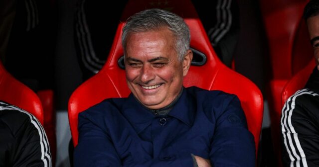 LISABON, PORTUGALSKO - 28. JANUÁRA: Jose Mourinho Hlavný tréner SL Benfica počas MD8 zápasu fázy Ligy majstrov UEFA 2025/26 medzi SL Benfica a Real Madrid CF na Estadio da Luz 28. januára 2026 v Lisabone v Portugalsku. (Foto Carlos Rodrigues/Getty Images)