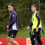 Sam Mather a Manuel Ugarte