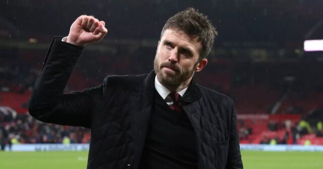 MANCHESTER, ANGLICKO - 2. DECEMBRA: Tréner Manchestru United Michael Carrick oslavuje na konci zápasu Premier League medzi Manchestrom United a Arsenalom na Old Trafford 2. decembra 2021 v Manchestri v Anglicku. (Foto: Matthew Peters/Manchester United cez Getty Images)