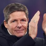 Oliver Glasner, manažér Crystal Palace, tlieska pred zápasom Premier League medzi Crystal Palace a Tottenham Hotspur v Selhurst Park