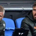 Manažér Manchestru United Ole Gunnar Solskjaer s trénerom prvého tímu Michaelom Carrickom na tribúne