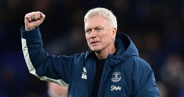 Manažér Evertonu David Moyes oslavuje na konci zápasu počas zápasu Premier League medzi Evertonom a Nottinghamom Forest na štadióne Hill Dickinson