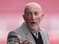 Manažér futbalistu dostal zákaz za „narušenie súkromia súpera“, ktorý mu nedovolil hovoriť, povedal, že si želá, aby sa prípad dostal na políciu, pretože „bol to nezmysel – prepustili by ho“ Ian Holloway tvrdil, že kapitán Swindonu Ollie Clarke by nebol uznaný vinným z nečestnej hry, ak by incident, ktorý vyústil do jeho trestu na sedem zápasov, riešila polícia.