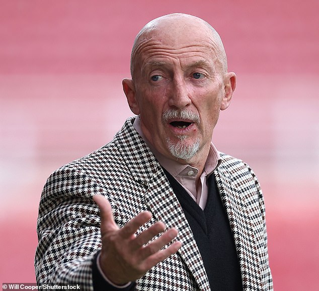 Manažér futbalistu dostal zákaz za „narušenie súkromia súpera“, ktorý mu Ian Holloway tvrdil, že kapitán Swindonu Ollie Clarke by nebol uznaný vinným z nečestnej hry, ak by incident, ktorý vyústil do jeho trestu na sedem zápasov, riešila polícia.