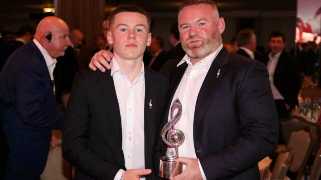 Manchester United má jedinečný zákaz pre syna Wayna Rooneyho, Kaia
