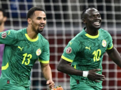 Mane zasiahne víťaza, keď Senegal ukončí Salahovu ponuku Afcon Sadio Mane oslavuje s úsmevom na tvári, keď ho prenasleduje tímový kolega zo Senegalu Iliman Ndiaye. Obaja hráči majú na sebe zelené senegalské dresy, zatiaľ čo egyptský brankár Mohamed El Shenawy vo fialovom drese je skľúčený v pozadí stojac pred rozmazanou bielou sieťou.