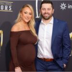 Manželka Bakera Mayfielda Emily predvádza bruško v modrých plavkách, zatiaľ čo Bucs QB hrá golf s dcérou Kovou (PICS)/@emilywmayfield