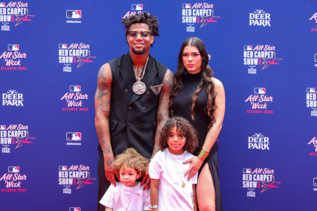 Manželka Ronalda Acunu Jr. Maria sa nasáva do lúčov v logo pochodového šialenstva