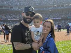 Manželka Tannera Scotta Maddie pozdvihuje rande módu v elegantných čižmách po kolená s jednoduchým štýlom logo pochodového šialenstva