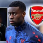 Marc Guehi s vloženým obrázkom Mikela Artetu a odznakmi Arsenalu, Liverpoolu a Manchestru City.