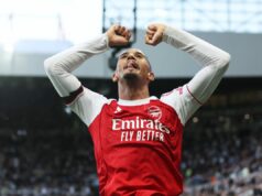 William Saliba z Arsenalu: ‚Všetci hádžu dlhé hody, všetci rohy, ide len o to, že to robíme lepšie ako ostatní.‘ Marcel Desailly nesúhlasí s kritikou Williama Salibu