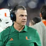 Mario Cristobal vo virálnom momente zápasí preč z objatia asistenta v Miami