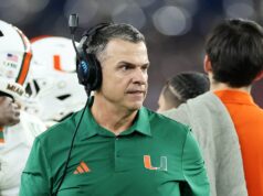Mario Cristobal vo virálnom momente zápasí preč z objatia asistenta v Miami Mario Cristobal vo virálnom momente zápasí preč z objatia asistenta v Miami