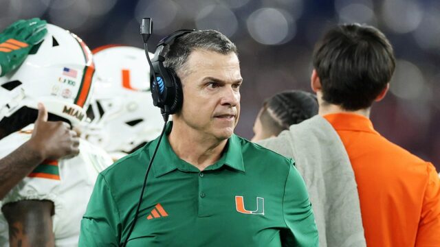 Mario Cristobal vo virálnom momente zápasí preč z objatia asistenta Mario Cristobal vo virálnom momente zápasí preč z objatia asistenta v Miami