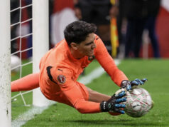 Maroko porazilo Nigériu na pokutové kopy a dostalo sa do finále Afcon Marocký brankár Yassine Bounou chytá penaltu nízko po svojej pravej strane. V oranžovej súprave a čierno-modrých rukaviciach je vidieť, ako mu rozmazaná lopta udiera do rúk, keď sa nachádza tesne nad trávnikom na svojej bránkovej čiare. V pozadí je vidieť nigérijského brankára Stanleyho Nwabaliho v žltom, ako kľačí dopredu s hlavou na trávniku