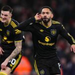 Matheus Cunha z Manchestru United oslavuje strelenie gólu na 2:3 počas zápasu Premier League medzi Arsenalom a Manchestrom...