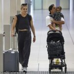 Sam Kerr sa podelila o nežné chvíle so synom Jaggerom, keď s manželkou Kristie Mewis odleteli z Perthu po svadbe na Silvestra.