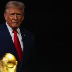 Americký prezident Donald Trump sa pozerá