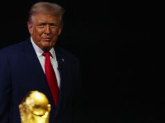 Medzinárodná futbalová federácia (FIFA) vyzvala na vylúčenie USA z majstrovstiev sveta pre konanie Donalda Trumpa Americký prezident Donald Trump sa pozerá