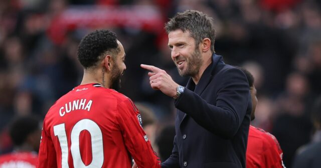 Michael Carrick odovzdal odpoveď z Man Utd po troch zmenách, Michael Carrick oslavuje s Matheusom Cunhom po víťazstve Manchestru United nad Manchestrom City
