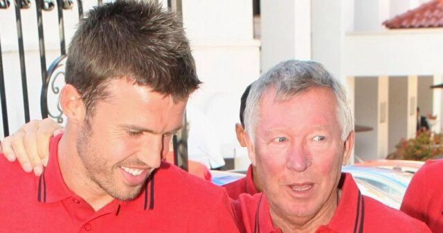 Michael Carrick a Sir Alex Ferguson sa rozprávajú počas turné.