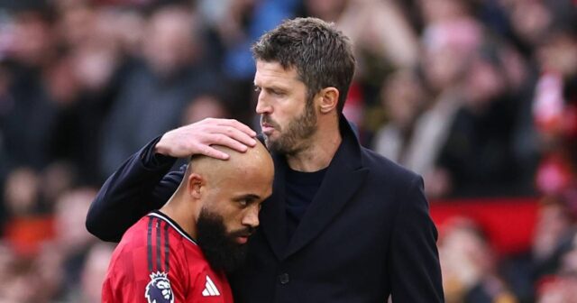 Michael Carrick predvedie majstrovský ťah po tom, čo zlyhal plán MANCHESTER, ANGLICKO – 17. JANUÁRA: Hlavný tréner/manažér Manchestru United Michael Carrick a Bryan Mbeumo z Manchestru United počas zápasu Premier League medzi Manchestrom United a Manchestrom City na Old Trafford 17. januára 2026 v Manchestri v Anglicku. (Foto: Robbie Jay Barratt - AMA/Getty Images)
