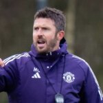 MANCHESTER, ANGLICKO – 14. JANUÁRA: (EXKLUZÍVNE SPRÁVY) Hlavný tréner Michael Carrick z Manchestru United v akcii počas tréningu prvého tímu na Carrington Training Ground 14. januára 2026 v Manchestri v Anglicku. (Foto: Ash Donelon/Manchester United cez Getty Images)