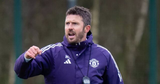 Michael Carrick urobil odvážne rozhodnutie z Man Utd „zbaliť“ tréning MANCHESTER, ANGLICKO – 14. JANUÁRA: (EXKLUZÍVNE SPRÁVY) Hlavný tréner Michael Carrick z Manchestru United v akcii počas tréningu prvého tímu na Carrington Training Ground 14. januára 2026 v Manchestri v Anglicku. (Foto: Ash Donelon/Manchester United cez Getty Images)