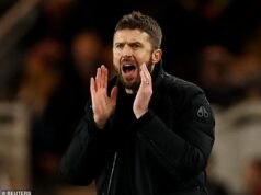 Michael Carrick vedie ďalšie rozhovory s Man United DNES – po tom, čo sa bývalý stredopoliar ukázal ako predskokan na dočasnú úlohu po bitke s Olem Gunnarom Solskjaerom Michael Carrick vedie ďalšie rozhovory s Man United o tom, aby sa stal ich dočasným šéfom