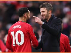 Michael Carrick z Man United objíma Kobbieho Mainoa Pep Guardiola a Michael Carrick