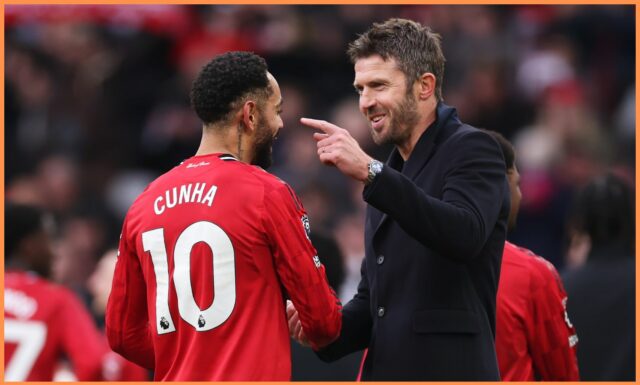 Michael Carrick z Man United objíma Kobbieho Mainoa Pep Guardiola a Michael Carrick