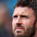 Michael Carrick sa pozerá z postrannej čiary