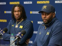 Michigan QB Bryce Underwood zostane s programom Michigan QB Bryce Underwood zostane s programom