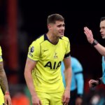 Micky van de Ven bol jedným z troch hráčov Tottenhamu, ktorí po prehre s Bournemouthom prešli a porozprávali sa s fanúšikmi