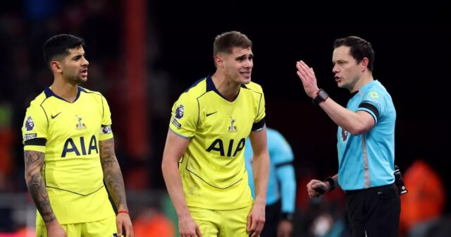 Micky van de Ven čelí fanúšikom Tottenhamu po neskorej prehre, Micky van de Ven bol jedným z troch hráčov Tottenhamu, ktorí po prehre s Bournemouthom prešli a porozprávali sa s fanúšikmi