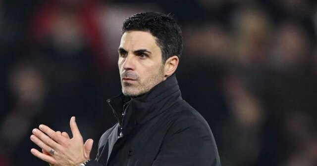 NOTTINGHAM, ANGLICKO – 17. JANUÁRA: Mikel Arteta, manažér Arsenalu, tlieska fanúšikom po zápase Premier League medzi Nottingham Forest a Arsenal na City Ground 17. januára 2026 v anglickom Nottinghame. (Foto: Shaun Botterill/Getty Images)