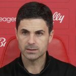 Mikel Arteta gestikuluje blízko ihriska