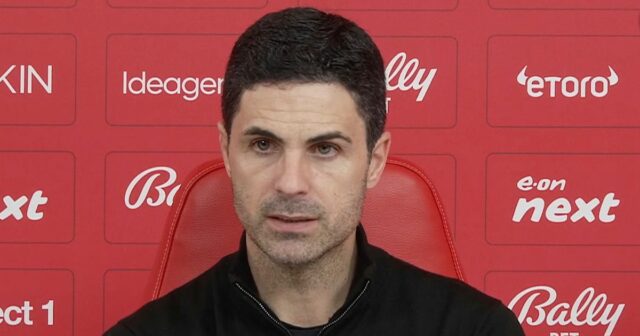 Mikel Arteta gestikuluje blízko ihriska