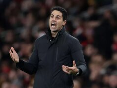 Mikel Arteta núti „ďalšieho Lionela Messiho“, aby rozhodol o prestupe do Arsenalu po brutálnom urazení Mikel Arteta, manažér Arsenalu, reaguje počas zápasu Premier League medzi Arsenalom a Wolverhampton Wanderers na Emirates Stadium 13. decembra 2025 v Londýne v Anglicku.
