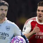Mikel Arteta s Viktorom Gyokeresom počas zápasu Everton vs Arsenal