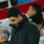Mikel Arteta sa pozerá dole počas zápasu Arsenalu na Emirates Stadium