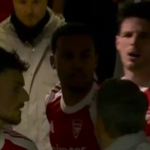 Albert Stuivenberg s Mikelom Artetom počas víťazstva Arsenalu proti Chelsea