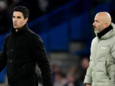 Mikel Arteta ukazuje prstom na Chelsea ako zdieľaný verdikt o odchode Enza Maresca Mikel Arteta a Enzo Maresca kráčajú