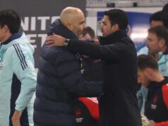 Mikel Arteta ukazuje skutočné farby s verdiktom odchodu Enza Maresca Chelsea z Chelsea Enzo Maresca a Mikel Arteta sa objímajú