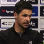 Gabriel Martinelli oslavuje so spoluhráčmi z Arsenalu po strelenom góle