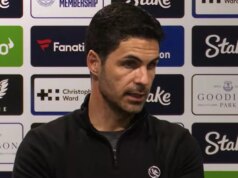 Mikel Arteta vyzdvihol Gabriela Martinelliho po tom, čo hviezda Arsenalu reagovala na odpor fanúšikov Gabriel Martinelli oslavuje so spoluhráčmi z Arsenalu po strelenom góle